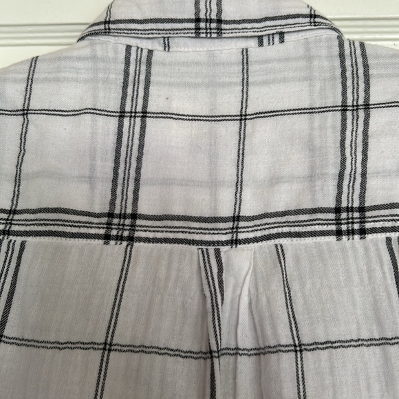 Cute Universal Threads white/black cotton buttondown top. Button cuff on sleeves - Picture 11 of 11